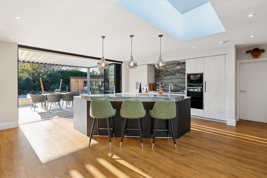 Property photo 3 of 24 Image