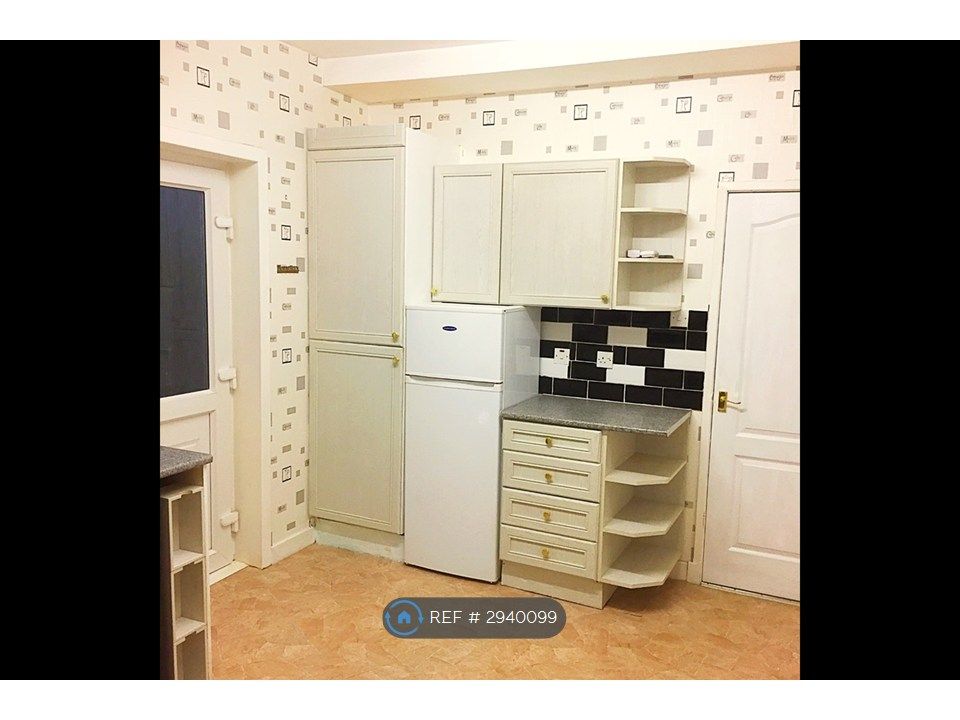 Property photo 3 of 14 Kitchen 2