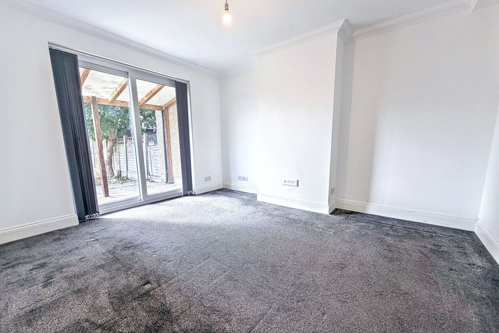 Property photo 3 of 11 Rear Reception