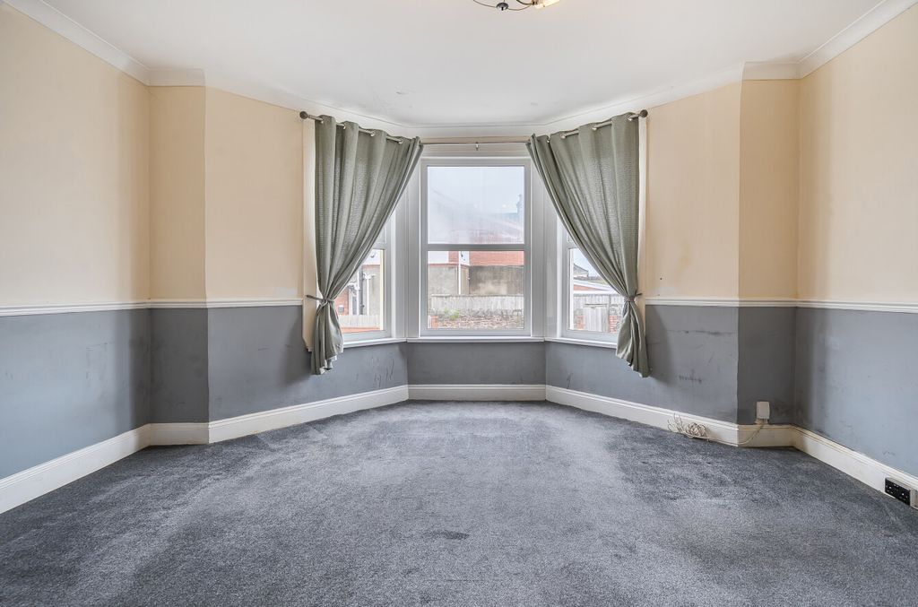 Property photo 2 of 19 1405005-11-697776...