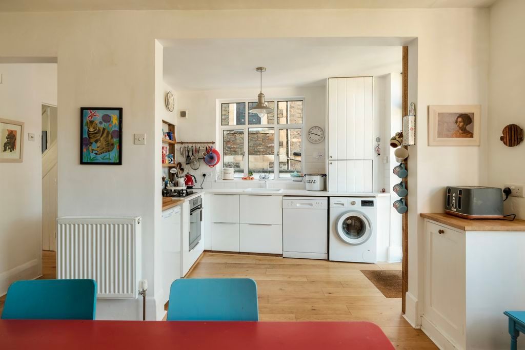 Property photo 3 of 31 Kitchen