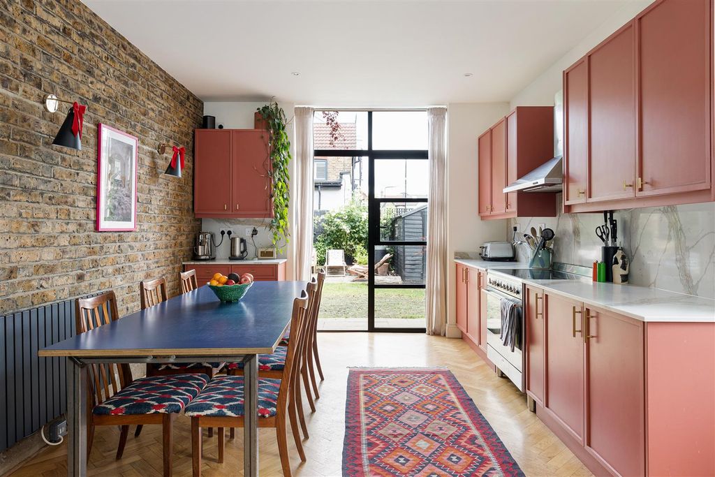 Property photo 3 of 49 Hatherley Road, E17
