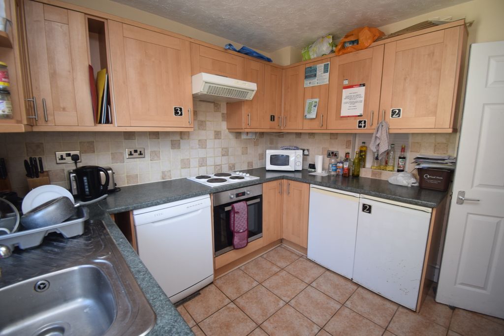 Property photo 3 of 6 Kitchen