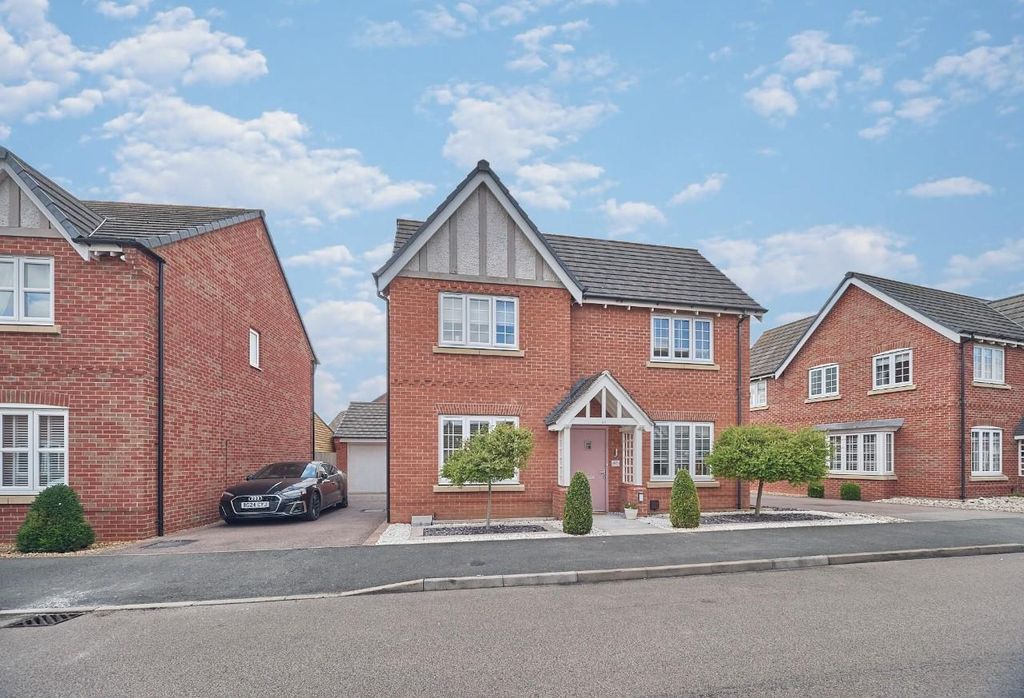 Property photo 1 of 32 Old Farm Lane.Jpeg