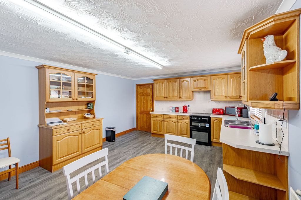 Property photo 2 of 27