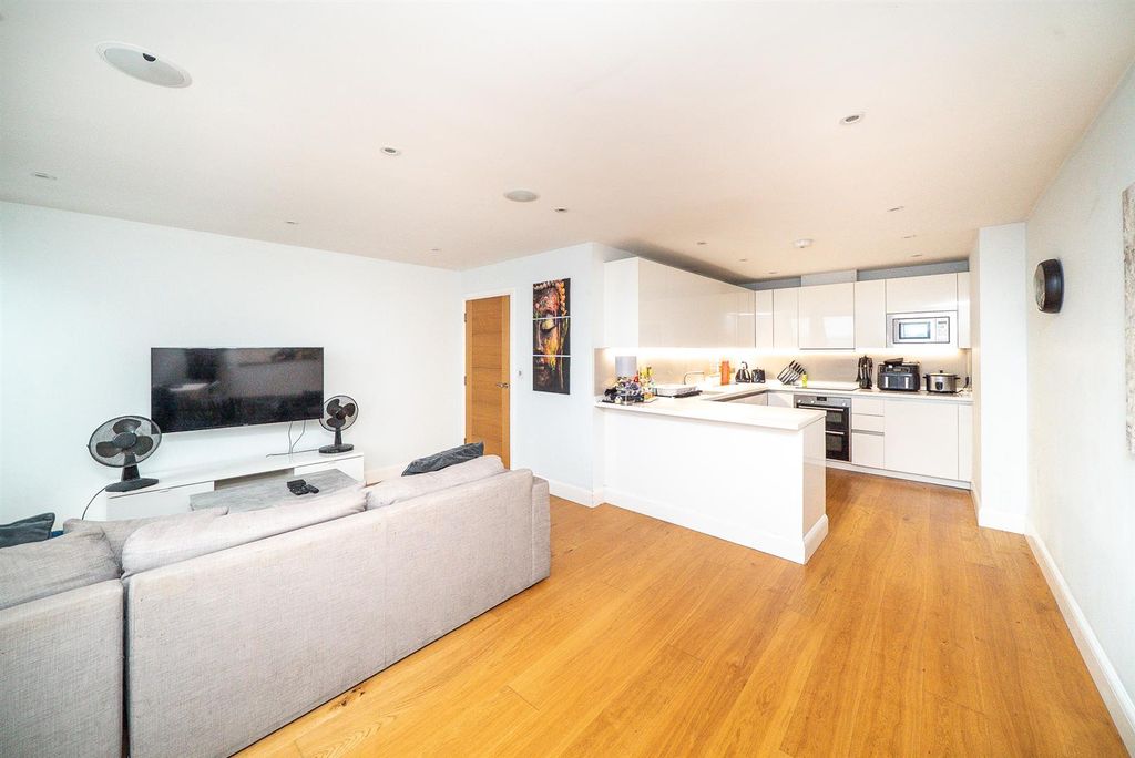 Property photo 2 of 15 Flat3,-146-London-Road-1005.Jpg