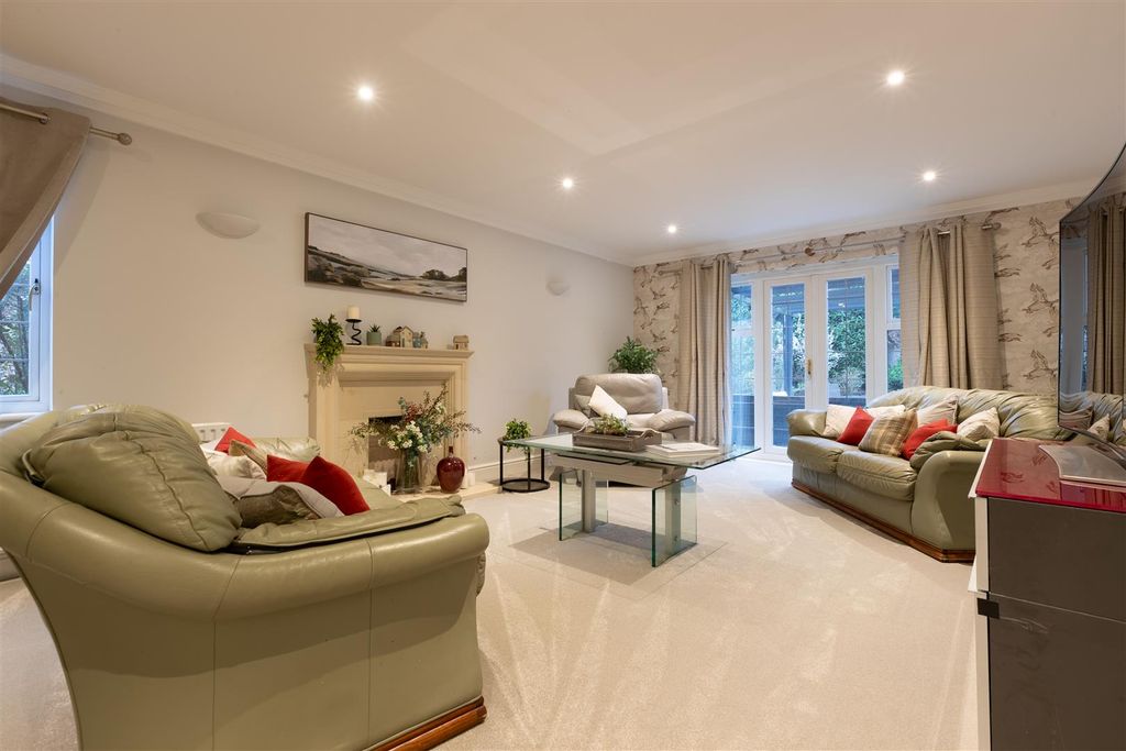 Property photo 3 of 17 Pirbright House.Jpg