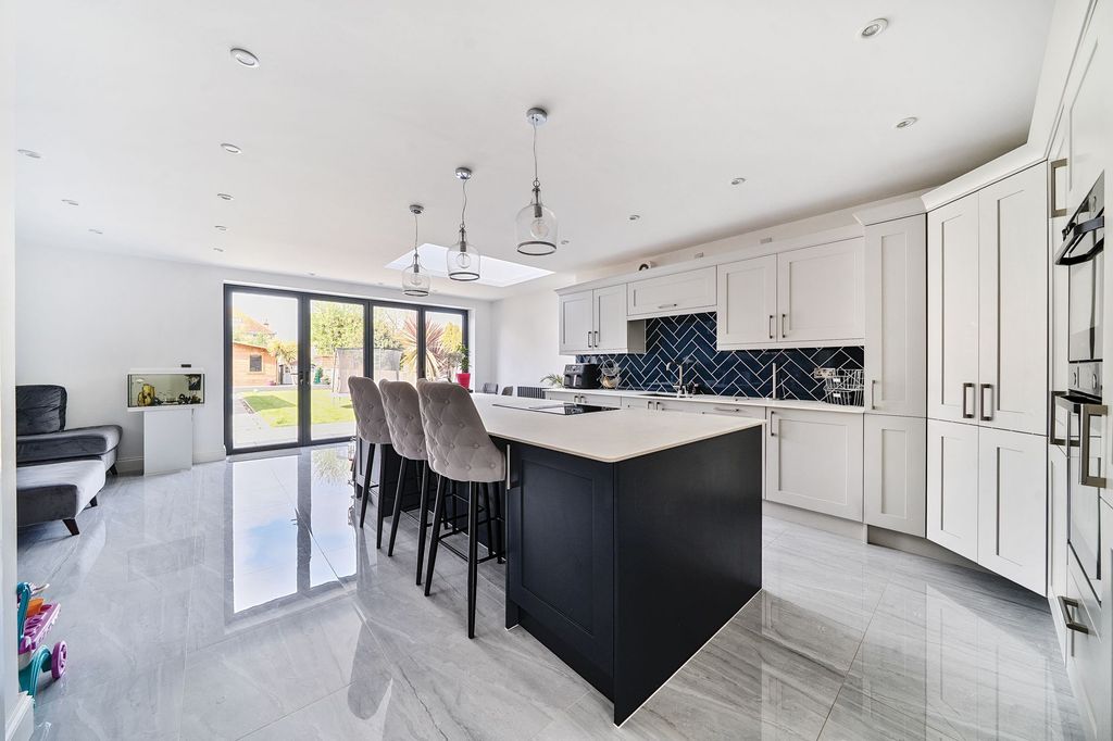 Property photo 2 of 21