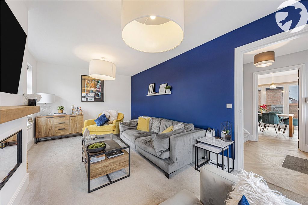 Property photo 3 of 31 Lounge