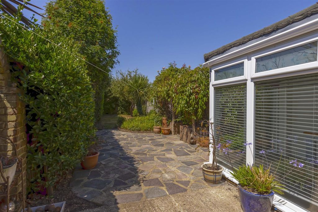 Property photo 2 of 20 Ferring St_21.Jpg