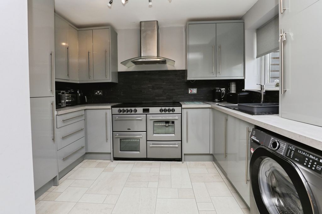 Property photo 3 of 17 Kitchen