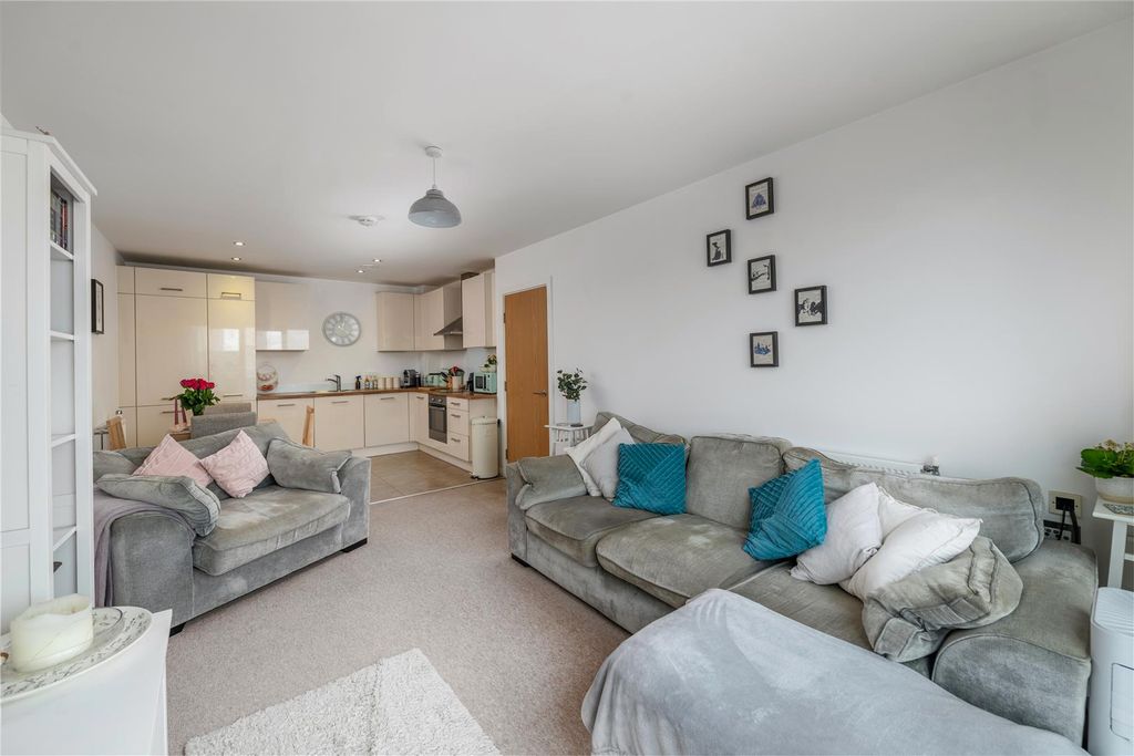 Property photo 2 of 12 67 Russell Square Internals-14.Jpg