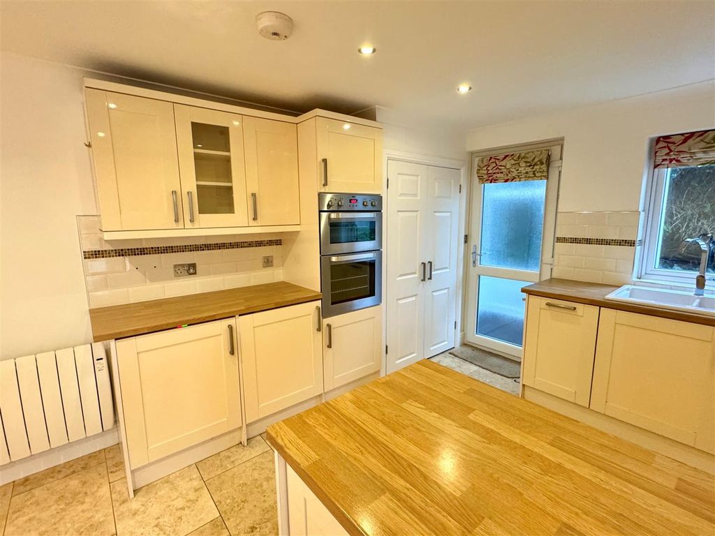 Property photo 3 of 17 Tamarinda Kitchen