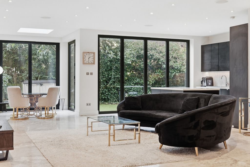 Property photo 3 of 37