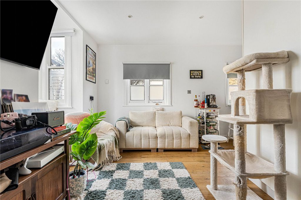 Property photo 2 of 13 Reception/Kitchen