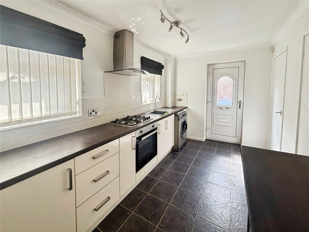Property photo 3 of 10 Kitchen