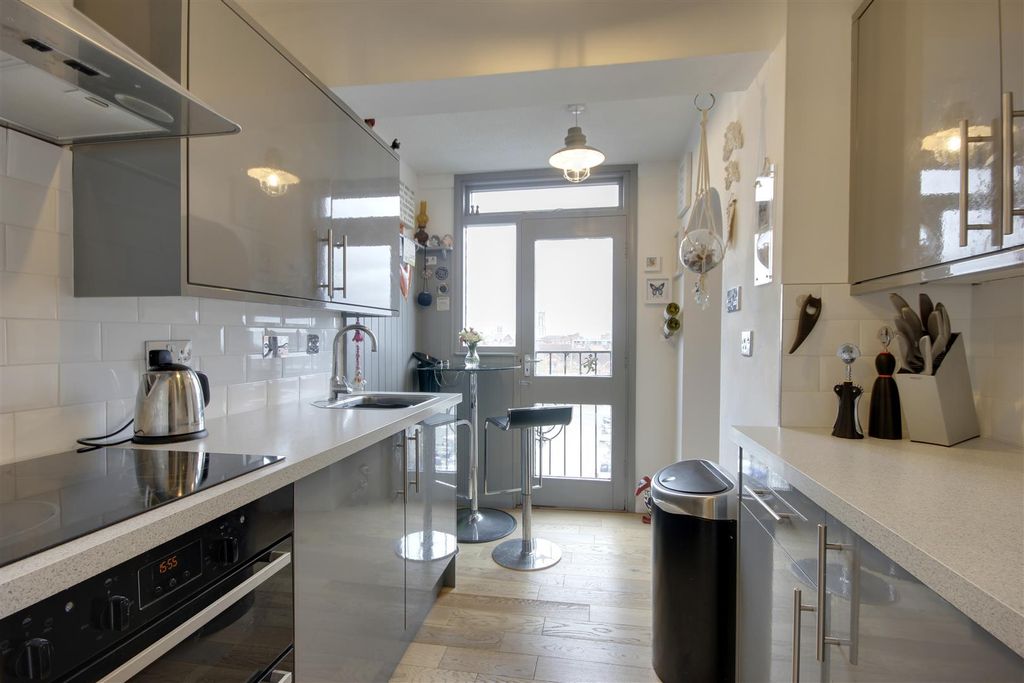 Property photo 3 of 11 Kitchen