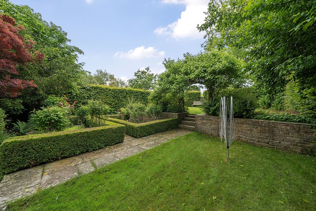 Property photo 2 of 21 Garden