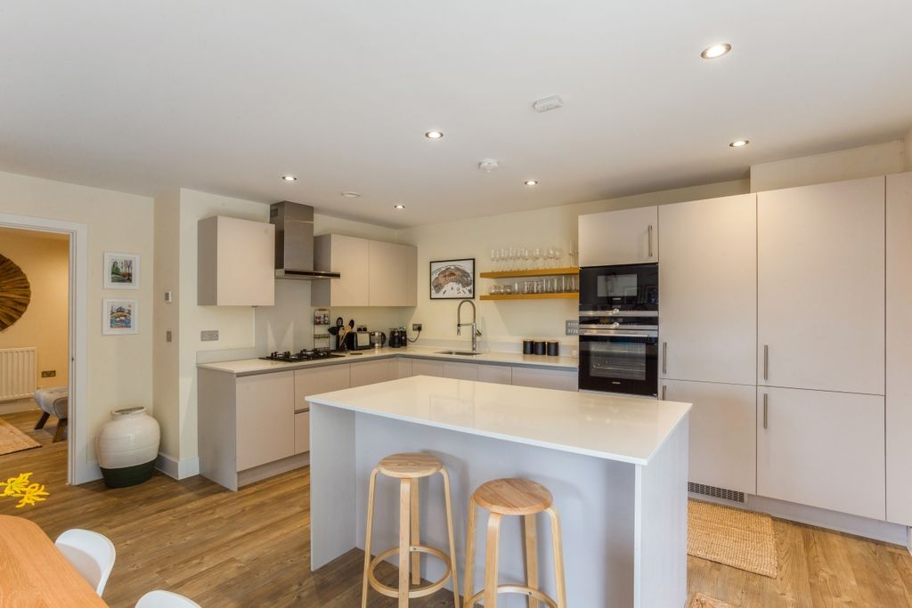Property photo 2 of 22 28 Windsor Court ...