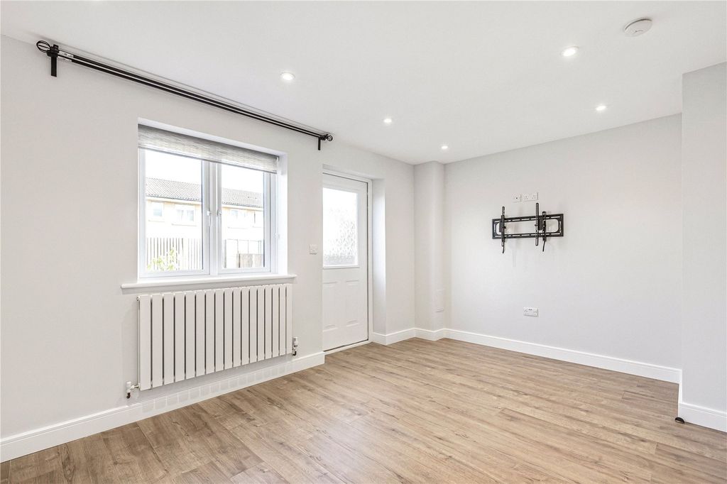 Property photo 2 of 32 Open Plan Living