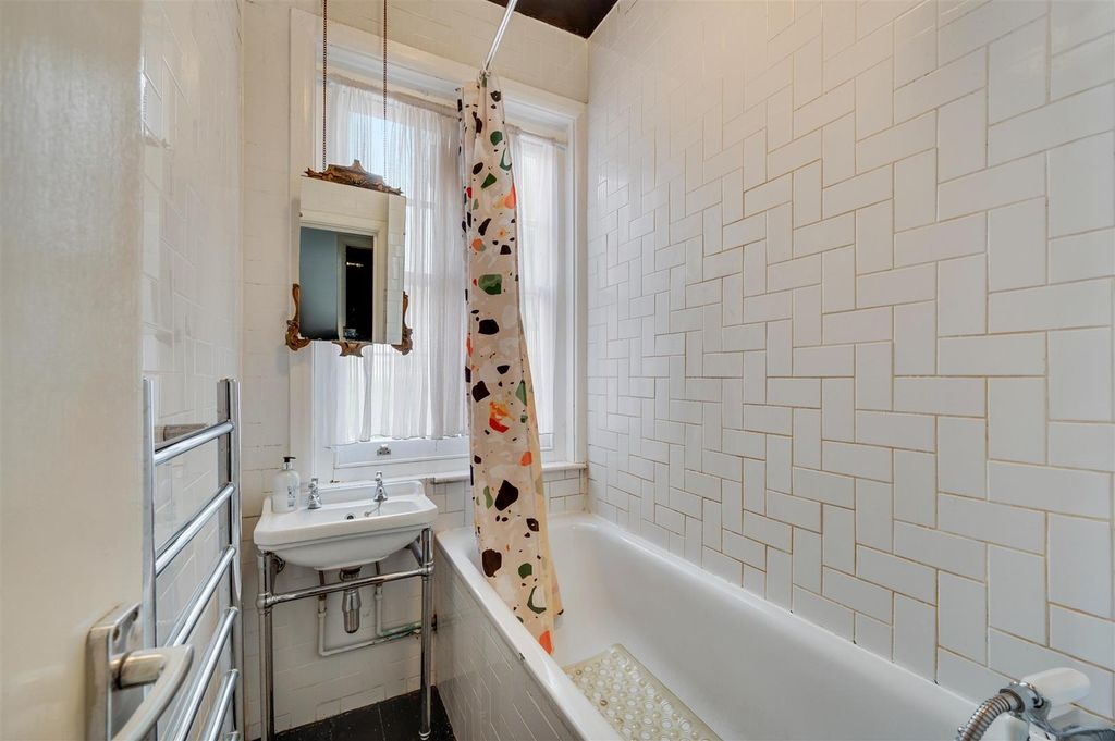 Property photo 2 of 16 Daniels_Staverton Road, Willesden, Nw2_001.Jpg