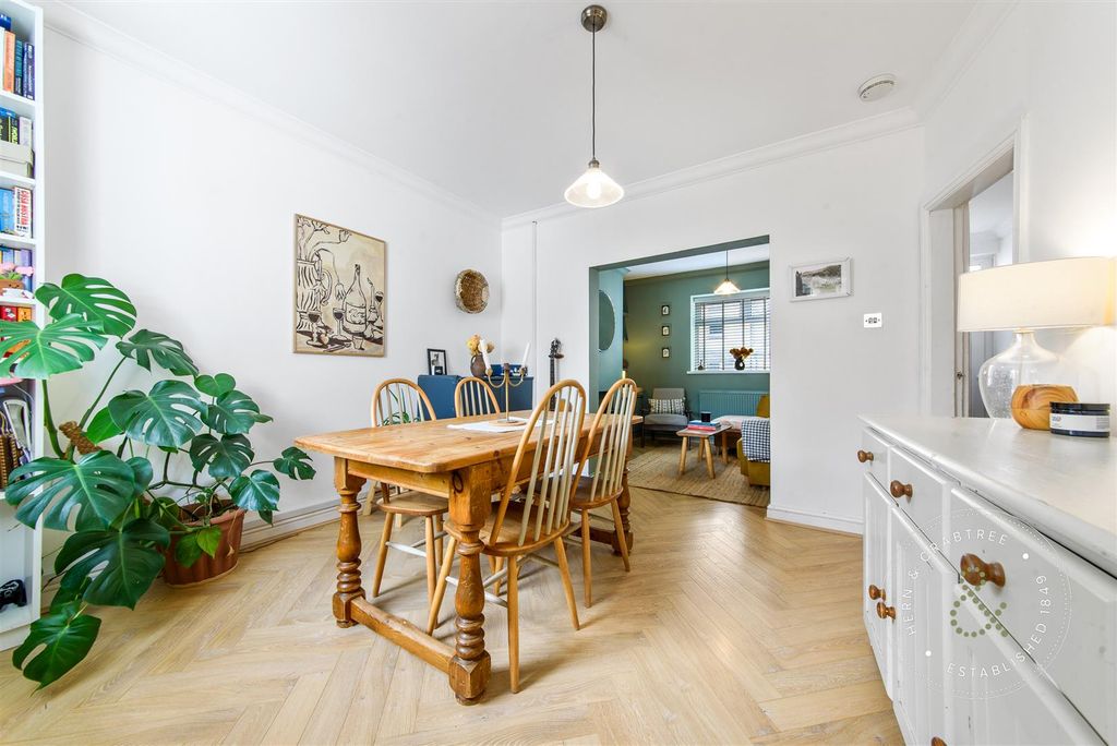 Property photo 3 of 36 Clive-Road-14.Jpg