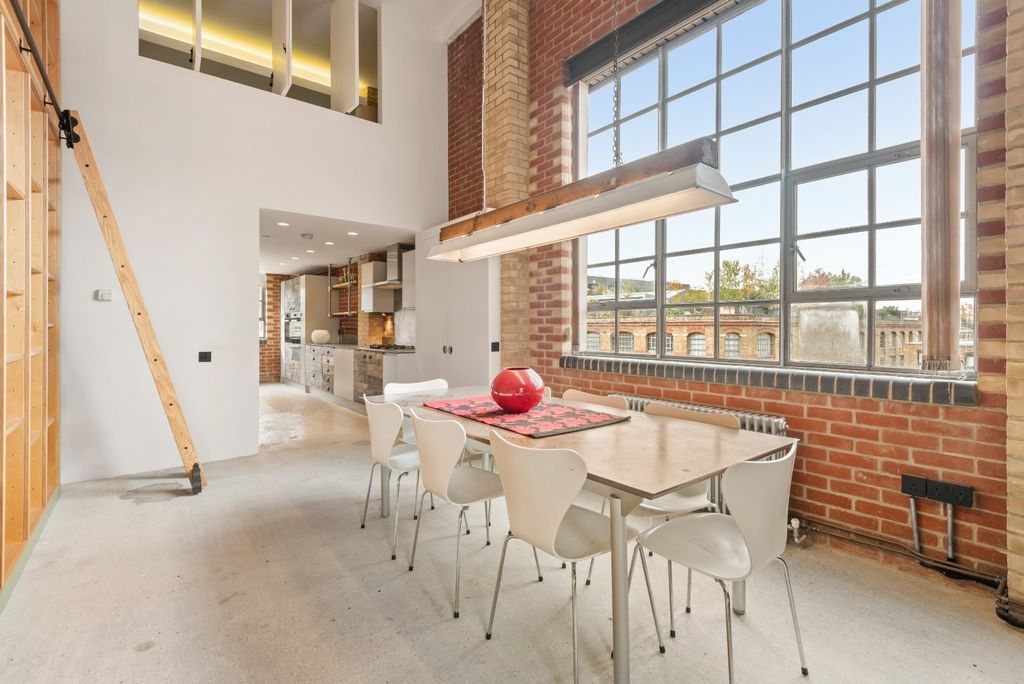 Property photo 3 of 23