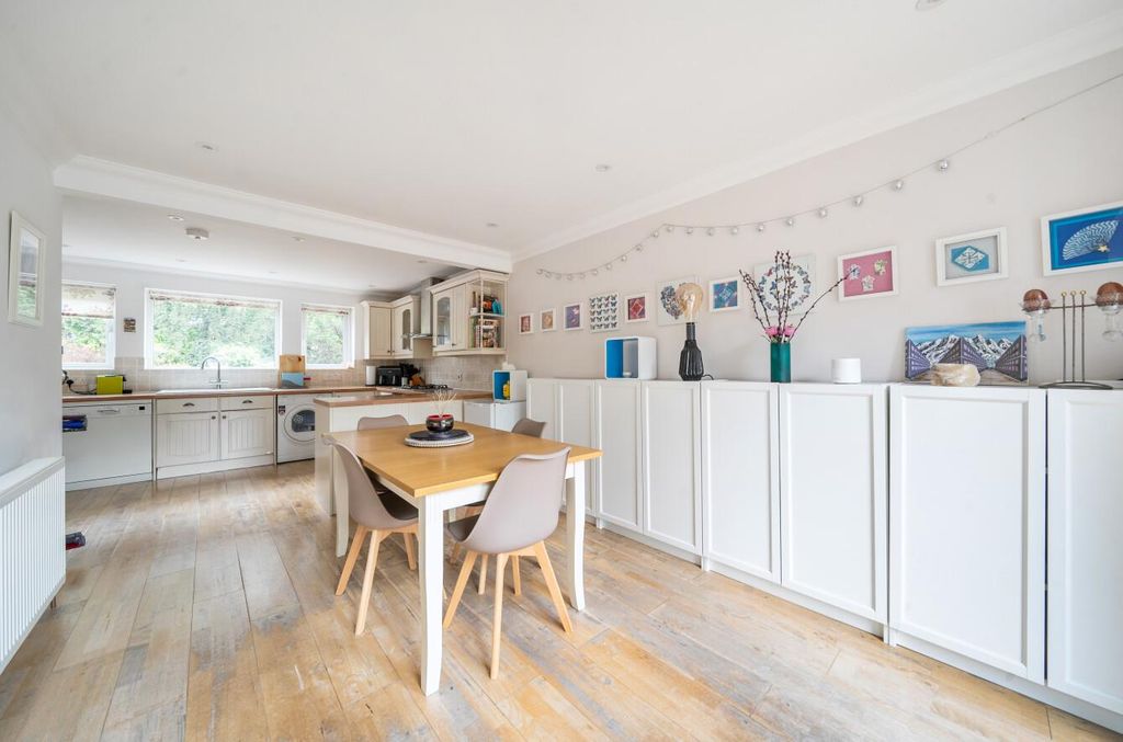 Property photo 3 of 16 Hursley Road 348 (5).Jpg