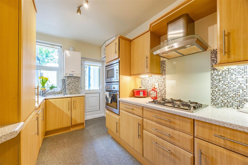 Property photo 3 of 19 Kitchen