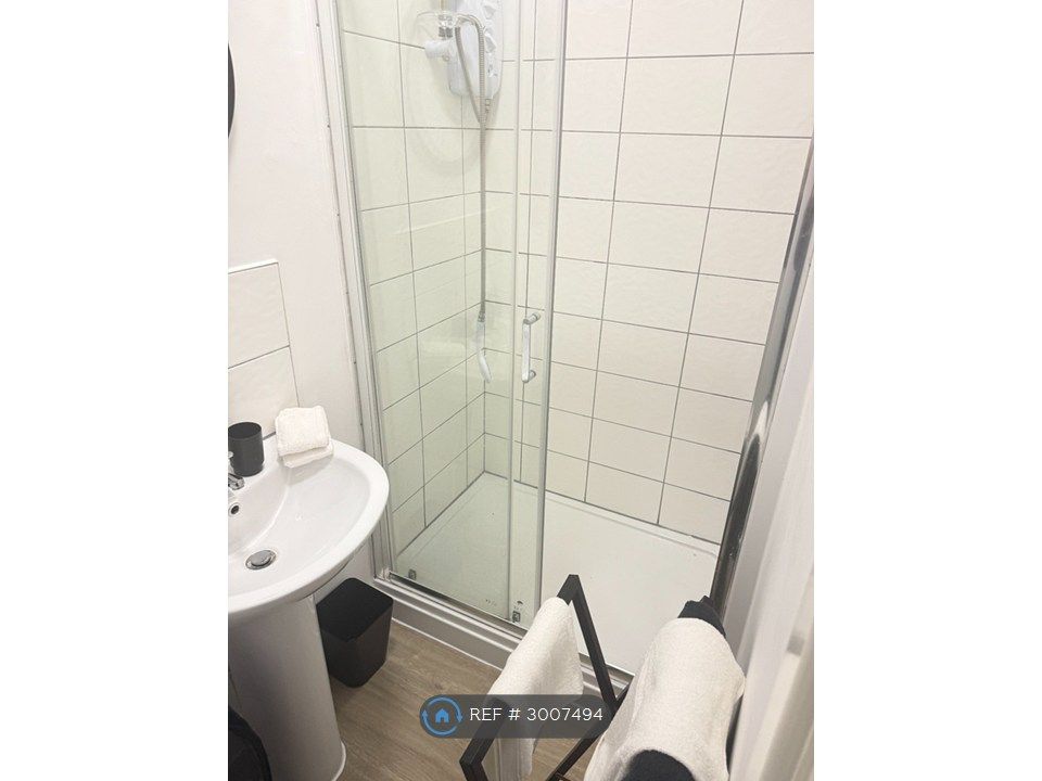 Property photo 2 of 11 Bathroom