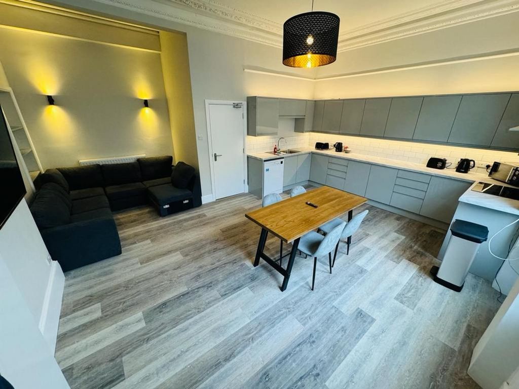 Property photo 3 of 15 A Spacious And Bright Modern Living Room With Styl...