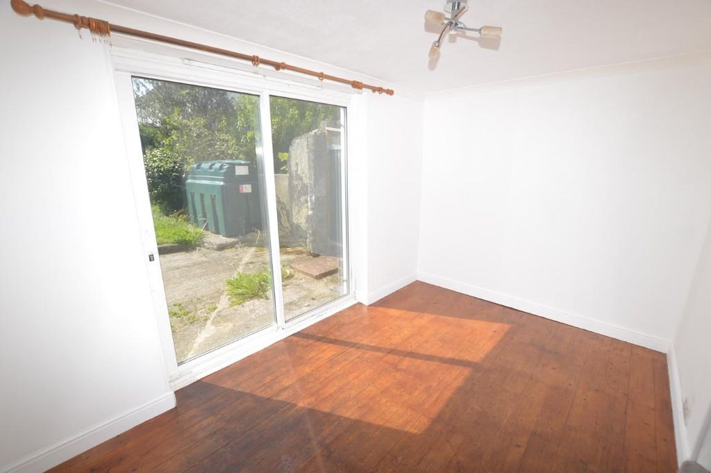Property photo 3 of 10 Dsc_0007 (Medium).Jpg