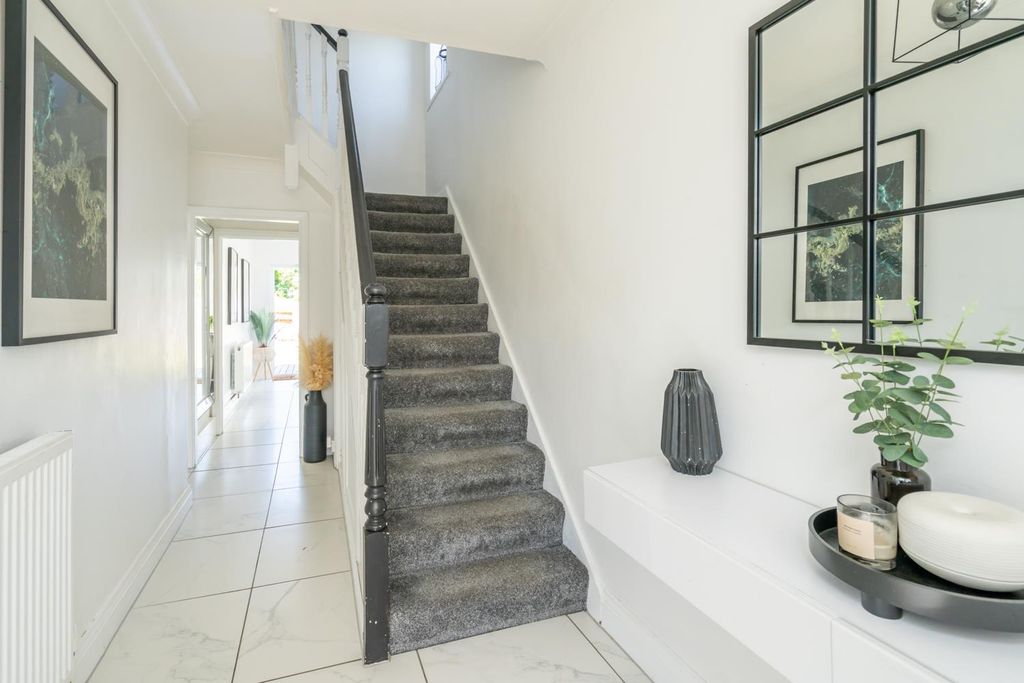 Property photo 2 of 23 Hallway.Jpg
