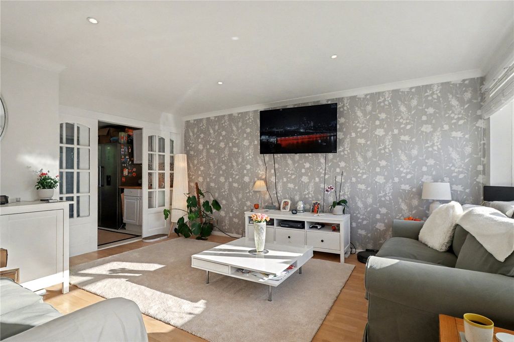 Property photo 1 of 11 Living Room