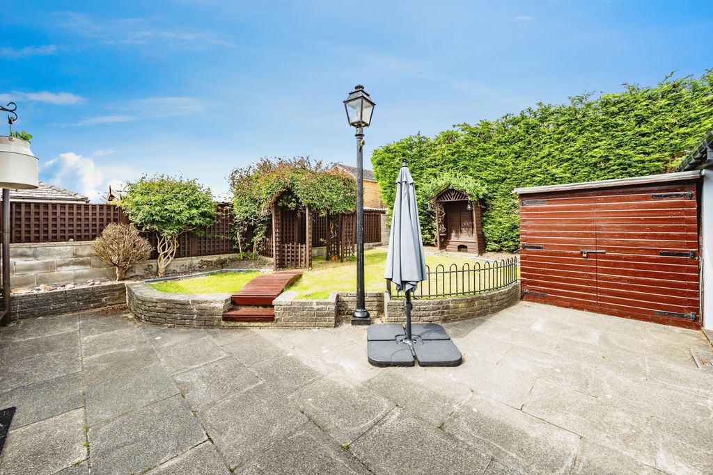 Property photo 2 of 18 Rear Gardens