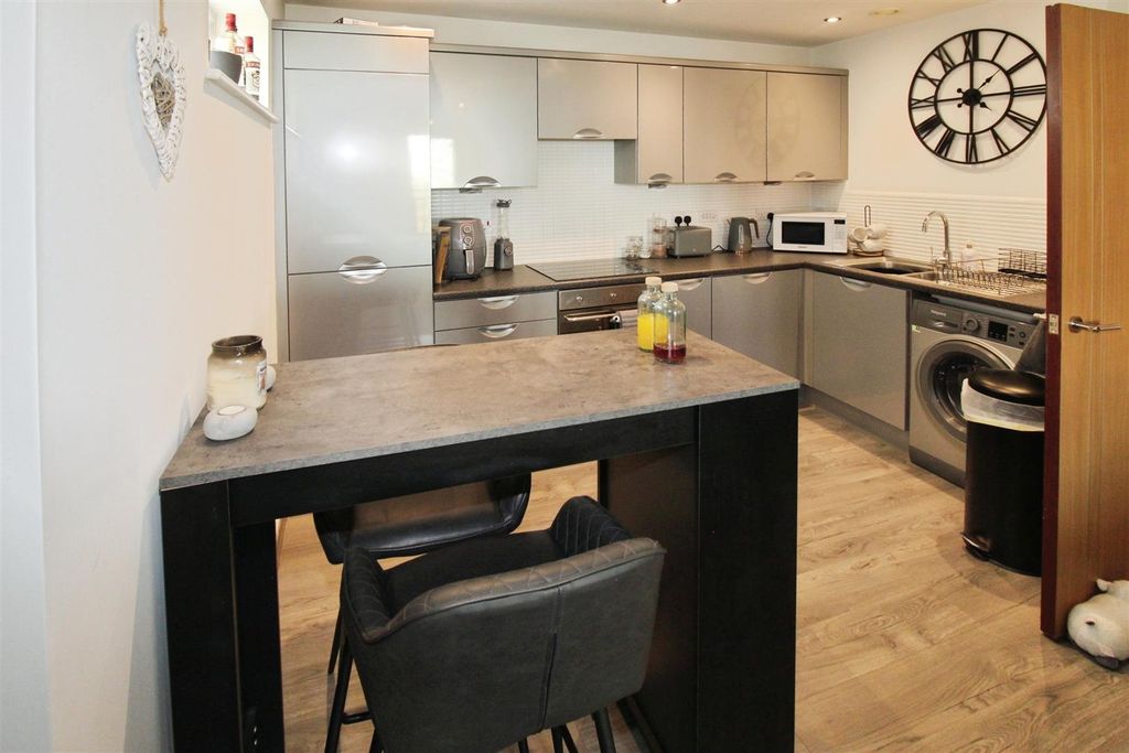 Property photo 2 of 12 Living Room/Kitchen