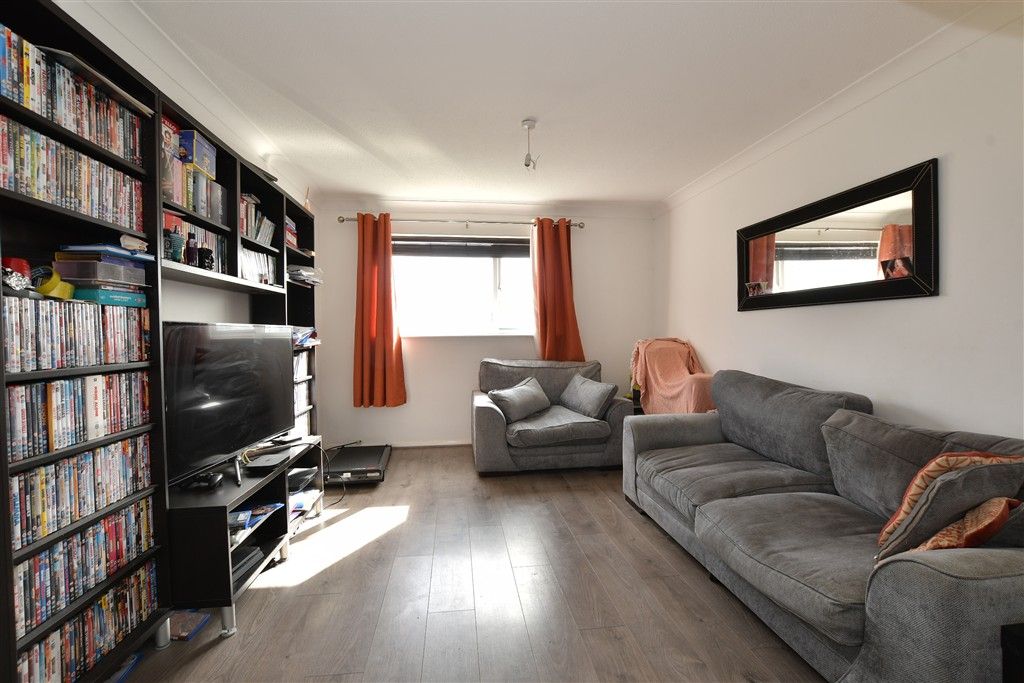 Property photo 3 of 6 Lounge