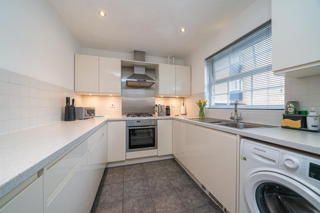 Property photo 2 of 16 12-Fourdrinier-Way-02622.Jpg