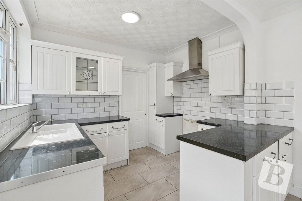 Property photo 3 of 9 Kitchen