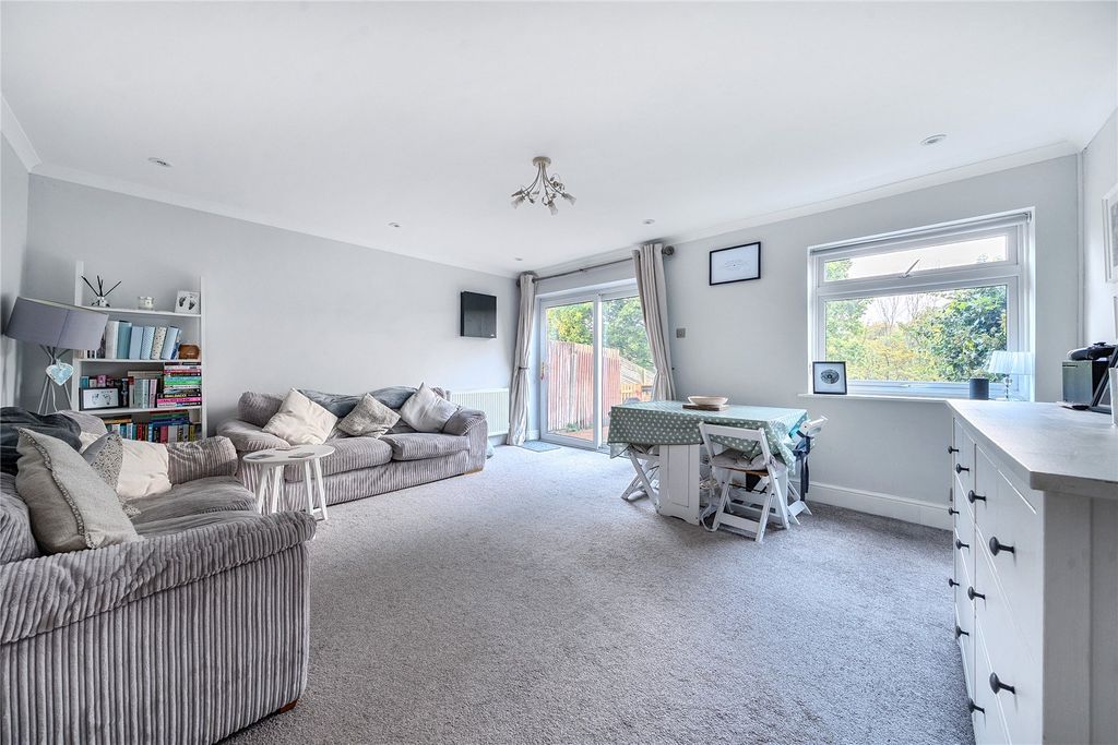 Property photo 2 of 20 Lounge