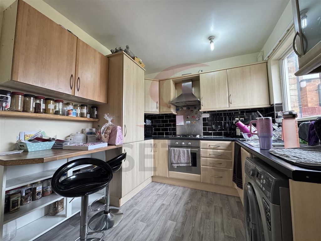 Property photo 3 of 10 Kitchen