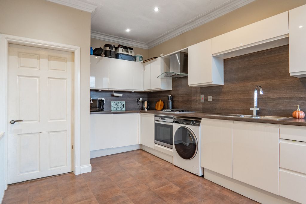 Property photo 2 of 32