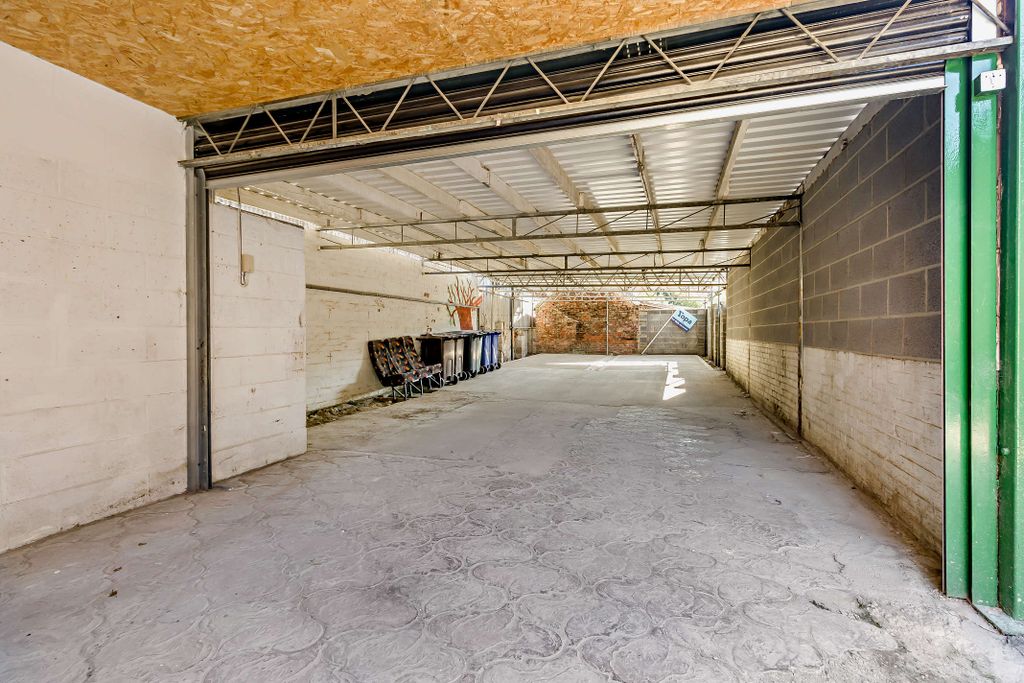 Property photo 3 of 18 8661075-Interior15-800