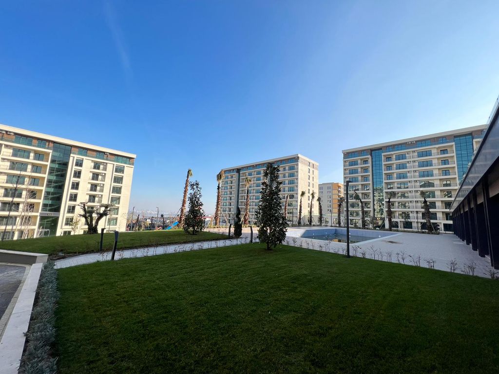 Property photo 3 of 22 Lake View Apartments In Istanbul -Landscaped Garden