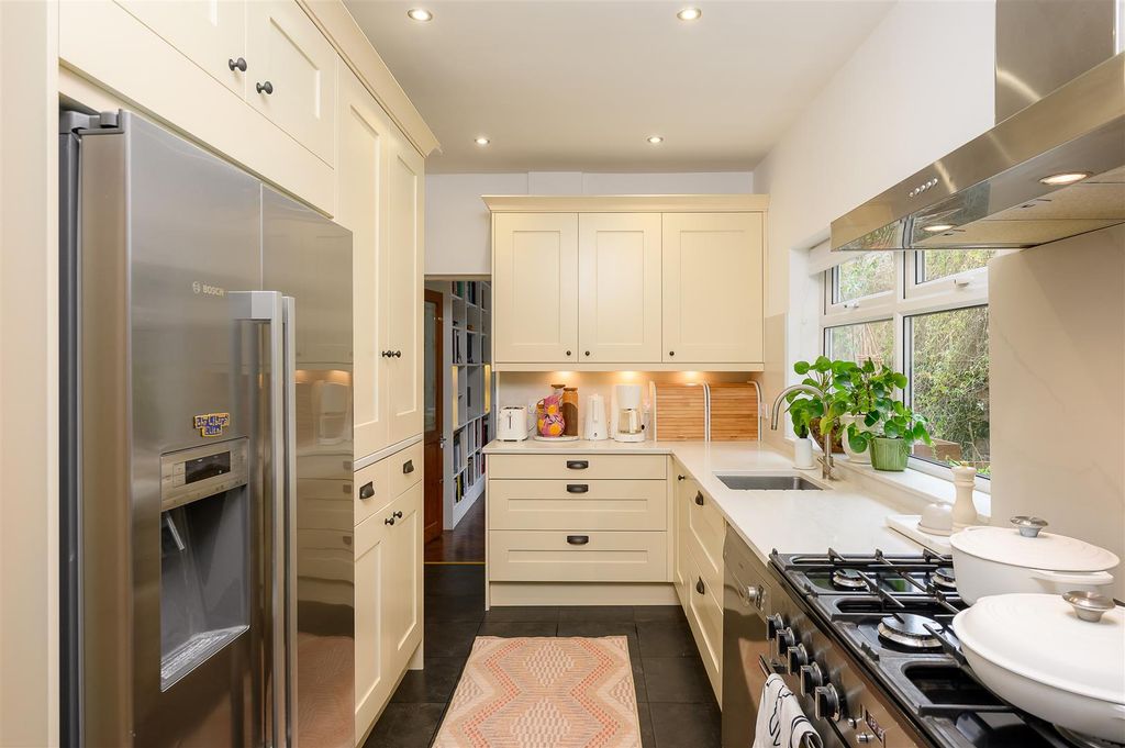 Property photo 3 of 21 Kitchen