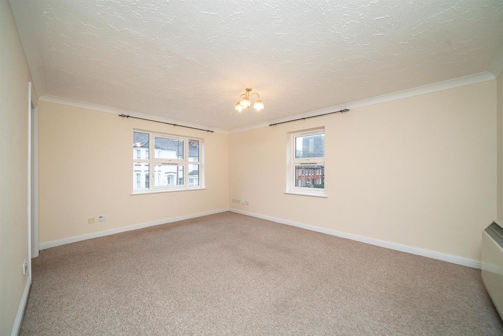 Property photo 2 of 12 Lounge