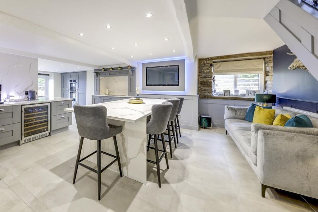 Property photo 3 of 37 Stunning Kitchen