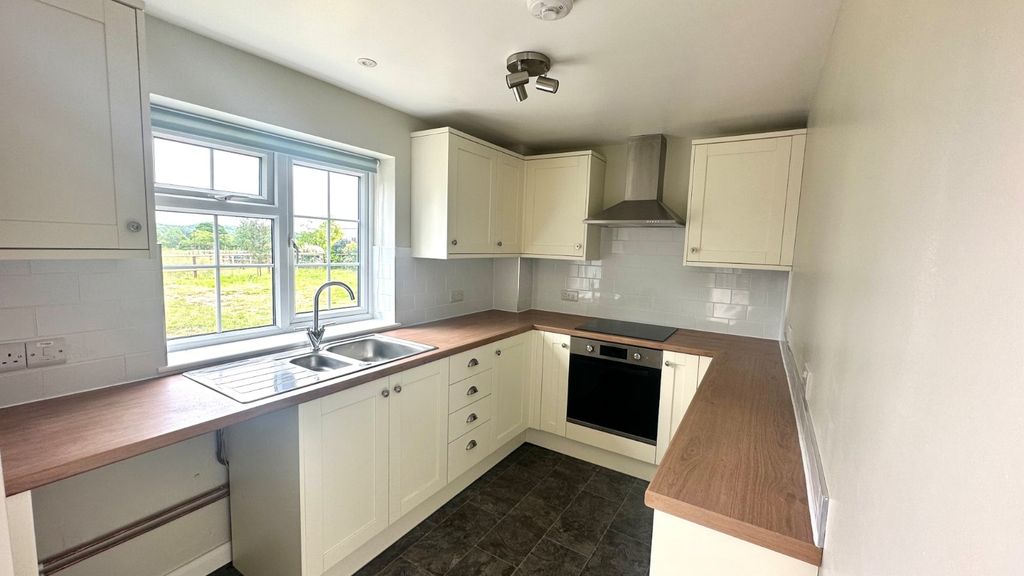 Property photo 2 of 10 Kitchen