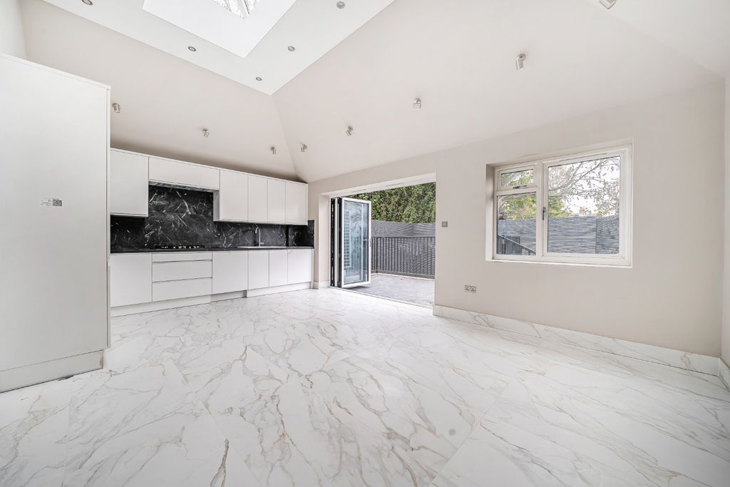 Property photo 2 of 15 3702714