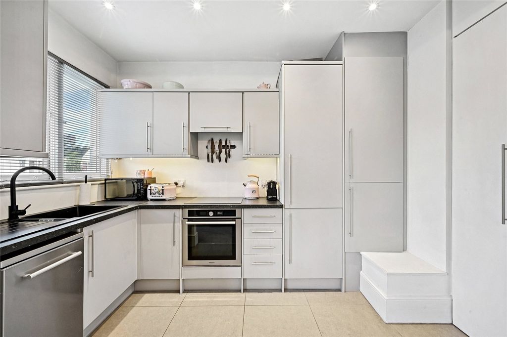 Property photo 3 of 10 Kitchen